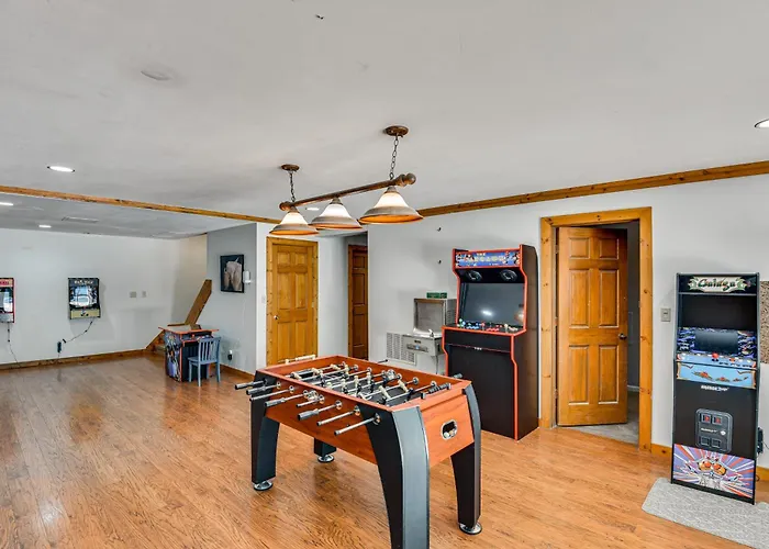 Huge Family Home W/ Pool - 13 Mi To Lake Michigan!